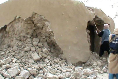 Militantes islamistas destruyen un antiguo santuario en Tombuctú el 1 de julio del 2012.-AFP