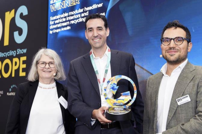 Enrique Fernández, director de Ingeniería Avanzada de la Unidad de Negocio de Techos de Grupo Antolin, recibe el premio. ECB