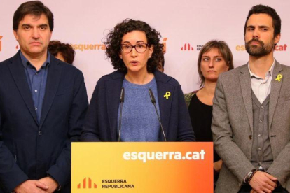 Marta Rovira junto a Sergi Sabria y Roger Torrent.-GEMMA SÀNCHEZ (ACN)