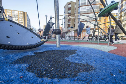 Varios niños juegan en el parque infantil ubicado en la calle Fátima.-ISRAEL L. MURILLO