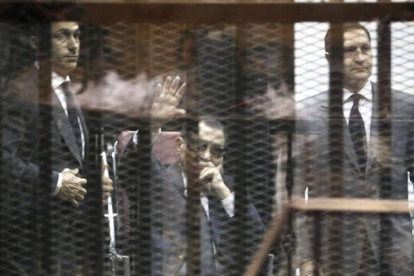 Imagen de archivo fechada el 9 de mayo de 2015 que muestra al expresidente egipcio, Hosni Mubarak (centro), flanqueado por sus hijos durante un juicio en la Academia de Policía de El Cairo (Egipto).-Foto: KHALED ELFIQI / EFE