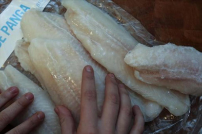 Sanidad afirma que no hay ninguna alerta ni sanitaria ni alimentaria en relación al panga DANNY CAMINAL Filetes de panga congelados, ayer, en un supermercado de Barcelona.-