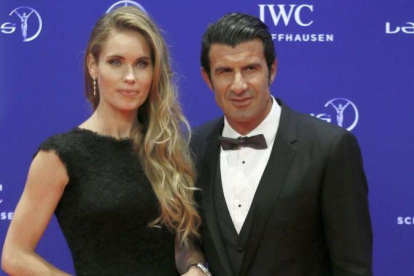 Luis Figo junto a su esposa Helen Svedin durante los premios Laureus-REUTERS / HANNIBAL HANSCHKE