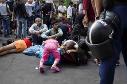 Un grupo de refugiados espera en la estación de tren de Keleti, Budapest, en Hungría.-ALBERTO DI LOLLI