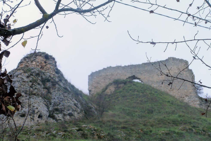 Las ruinas del Castillo contemplan la comarca desde lo alto.-ECB