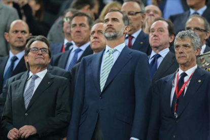 El rey Felipe VI, durante el himno en la final de Copa-REUTERS / GUSTAU NACARINO