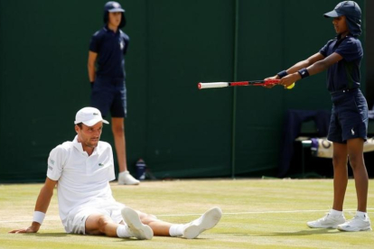 Roberto Bautista, en el suelo, en su partido ante Nishikori.-REUTERS / ANDREW COULDRIDGE