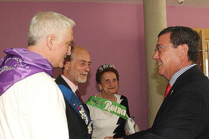 Rico departió con el personal y los Reyes de las Fiestas de este año.-G. G.