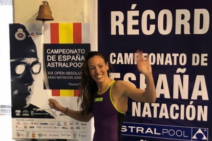 Jessica Vall hace el tradicional toque de campana tras batir el récord de España.-RFEN