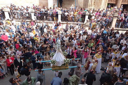 Arandinos y turistas disfrutan con las procesiones de Aranda. Scribo.
