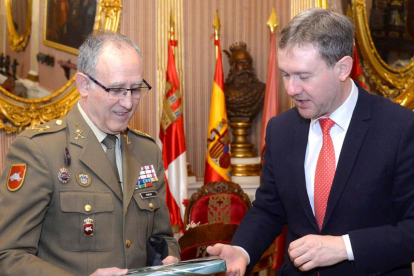 El general Romero Carril con el alcalde Javier Lacalle.-ICAL