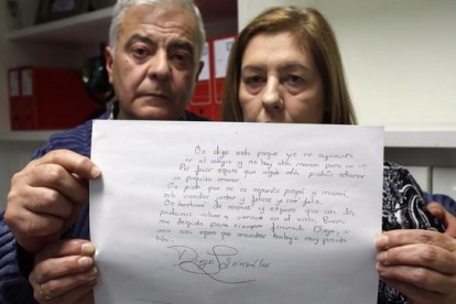 Los padres de Diego González, Manuel y Carmen, muestran una copia de parte de la carta de despedida de su hijo.-EL MUNDO