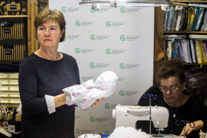 Las voluntarias lograron confeccionar 55 cojines que donarán al hospital de Burgos. FOTOS: TOMÁS ALONSO