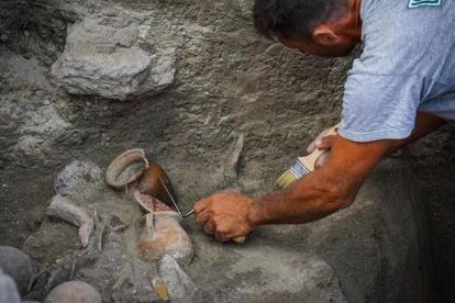 Un arqueólogo trabaja en los nuevos hallazgos en Pompeya.-CESARE ABBATE