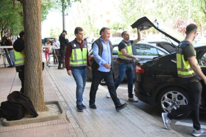 Agustín Lasaosa entrando en el vehículo policial.-ÁNGEL DE CASTRO