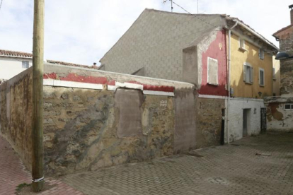 Imagen de una de las casas que hubo quo e derribar a causa de las filtraciones de agua.-RAÚL G. OCHOA