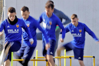 Los jugadores del Valencia, en el último entrenamiento antes de recibir al Celtic.-EFE