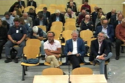 En primera fila, de izquierda a derecha, Álvaro Pérez Alonso, el Bigotes, Pablo Crespo y Francisco Correa, ayer.-EFE