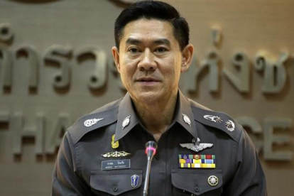 El portavoz de la policía tailandesa, Songpol Wattahachai, durante una rueda de prensa de esta viernes sobre los datos recibidos del Servicio Federal de Seguridad ruso.-AP / MARK BAKER