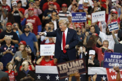 El presidente de los Estados Unidos Donald J  Trump habla ante seguidores durante un acto de campana.   Los estadounidenses iran a elecciones este 6 de noviembre para elegir senadores  representantes y gobernadores-DAVID MAXWELL (EFE)