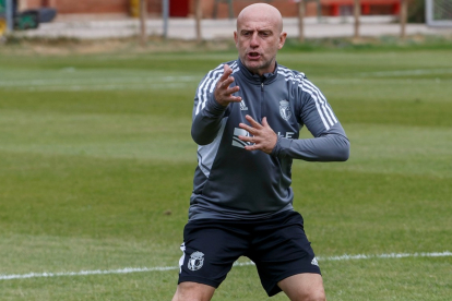 Julián Calero da instrucciones a sus jugadores. SANTI OTERO