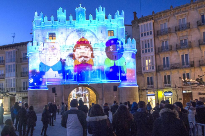 Decenas de personas se detuvieron en el puente para seguir las proyecciones navideñas.-ISRAEL L. MURILLO