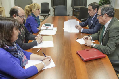 Antonio María Sáez Aguado durante la reunión con el comité de empresa del hospital San Juan de Dios.-SANTI OTERO