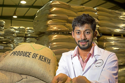 Grabiel Céspedes muestras en sus manos los granos de café en la fábrica palentina de Prosol.-MIGUEL Á. SANTOS