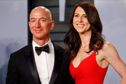 De izquierda a derecha, Patrik Whitesell, su esposa Lauren Sanchez y el multimillonario Jeff Bezos.-GETTY