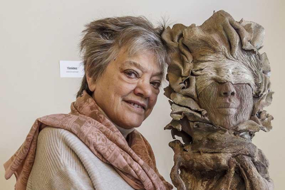Guadalupe Óscar, junto a una de las esculturas más antiguas de la colección, de los años 90.-Santi Otero