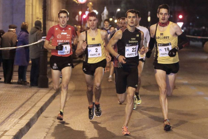 Dani Arce (22) tira del grupo de favoritos rodeado por David García Azofra (1), Jesús Gómez (2) y Rubén Castrillo (19), el pasado miércoles.-RAÚL OCHOA