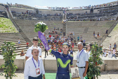 Carlos Barbero posa en el teatro romano de Clunia tras conseguir su segunda victoria en su etapa talismán en 2017.-SANTI OTERO