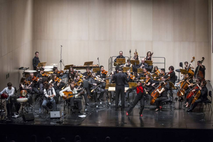 En el sexto de la noche, durante la interpretación de ‘Mi farruca’, la bailaora se unió a la orquesta y a sus compañeros.-Santi Otero