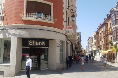 Shana, que prepara el cierre, paga 3.500 euros al mes por este local en esquina en la calle Isilla. ECB