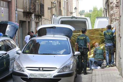 Agentes de la Guardia Civil en el lugar de los hechos mientras realizan la inspección.-RAÚL G. OCHOA