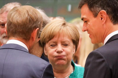 Angela Merkel conversa con Donald Tusk y Pedro Sánchez, hoy en Bruselas.-AFP