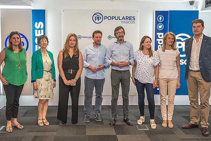 Miembros de la formación popular de Álava y Burgos en un momento previo a la reunión celebrada ayer.-ECB