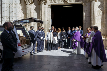 El funeral por José Antolín se celebró en la iglesia de San Lorenzo. FOTOS: © ECB / SANTI OTERO