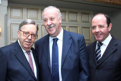 El seleccionador de futbol, Vicente del Bosque, recibe el premio Especial Cándido Mesonero Mayor de Castilla. En la imagen, junto con , Alberto Cándido (I) y Cándido López (D)-Ical