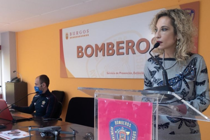 La concejala de Seguridad Ciudadana, Blanca Carpintero, junto al jefe de Bomberos, Miguel Ángel Extremo. SANTI OTERO