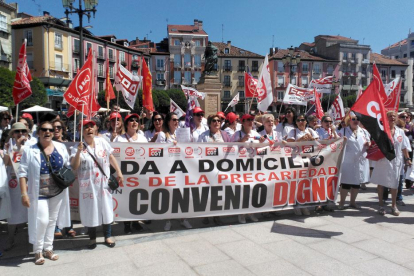 Las trabajadoras se manifiestan frente al Ayuntamiento de Burgos.-ECB