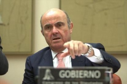 El ministro de Economía, Luis de Guindos, en una comparecencia en la Comisión de Economía del Congreso de los Diputados.-DAVID CASTRO