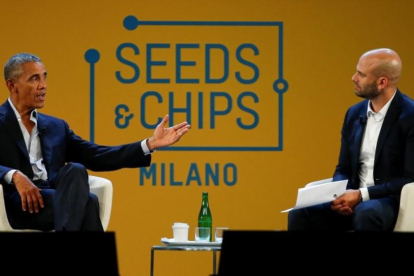 Obama, con el chef Sam Kass, este martes en Milán.-ALESSANDRO GAROFALO