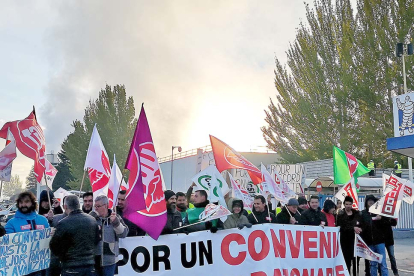 Los sindicatos ratifican el convenio de Michelin. L. V.