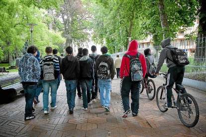 Varios jóvenes a la salida de un instituto. ECB