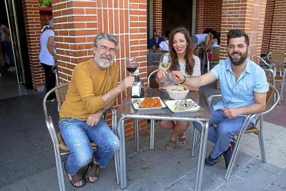 TERRAZA. Miguel Isala (i), Noelia Aranzana y Víctor Juste, en  en la terraza del Goya.-M.T.