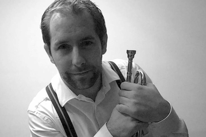 Javier Gil caracterizado como el trompetista del Virginian.-