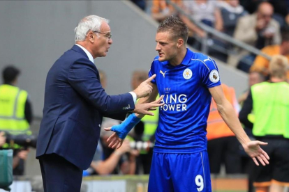 Ranieri y Vardy, en una foto de principios de temporada en el Leicester.-LINDSEY PARNABY