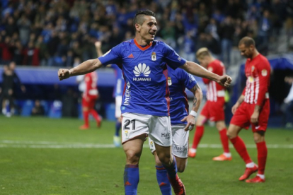 Saúl Berjón celebra un gol con el Oviedo. REAL OVIEDO