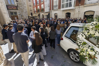 Decenas de personas se congregaron  a las puertas de la parroquia de San Lorenzo para despedir a José Antolín. FOTOS: © ECB / SANTI OTERO